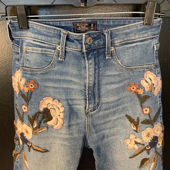 DONATED: Abercrombie High Rise Embroidered Skinny Jean, 0S/25W - Picture 4 of 5